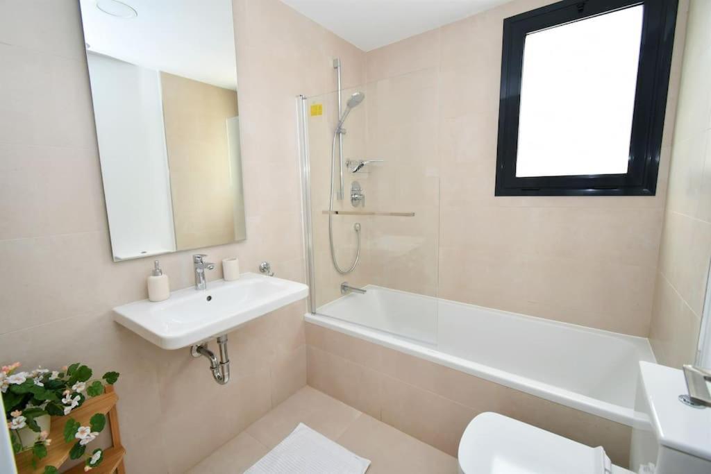 Casa Kerr - Luxury Apt - Sleeps 9 - Los Boliches Apartment มาลากา ภายนอก รูปภาพ